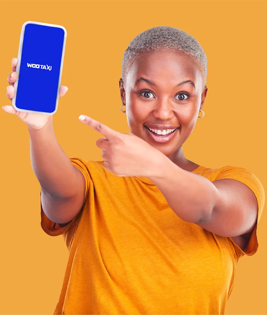 Passagère souriante montrant l'application WaaTaxi sur son téléphone